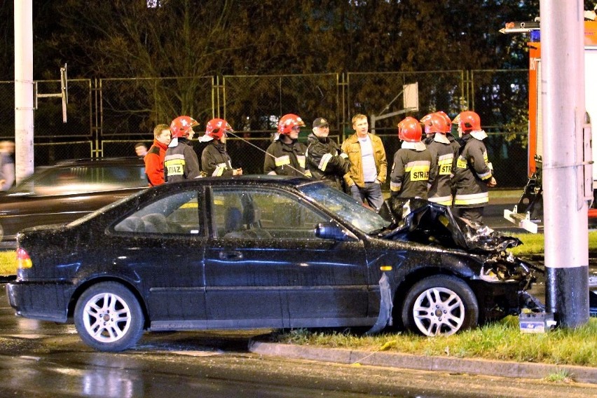 Wrocław: Na ul. Bałtyckiej wóz strażacki zderzył się z osobówką (ZDJĘCIA)