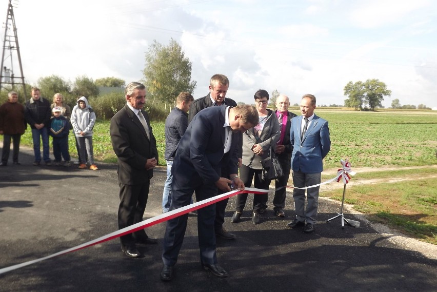 W Radominie oddano do użytku nowy odcinek drogi asfaltowej [zdjęcia]