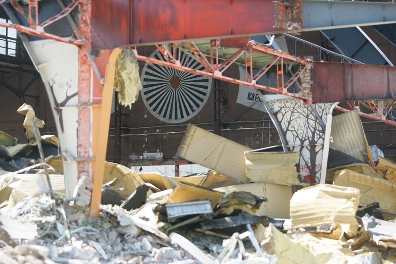 Supersam Katowice: olbrzymie dźwigi demontują ważące 12,5 tony stalowe przęsła ZDJĘCIA