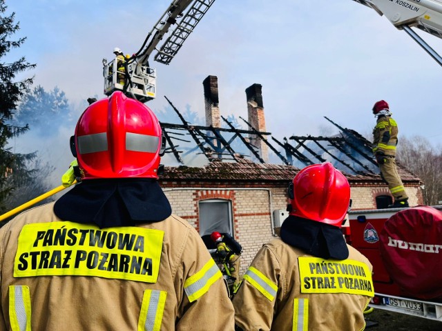 Ogień doszczętnie strawił dom jednorodzinny w gminie Skórcz. Na miejscu pracowało 9 zastępów straży pożarnej