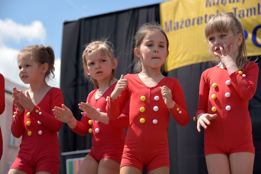 Na występy mażoretek, tamburmajorek i cheerleaderek ściągneł...