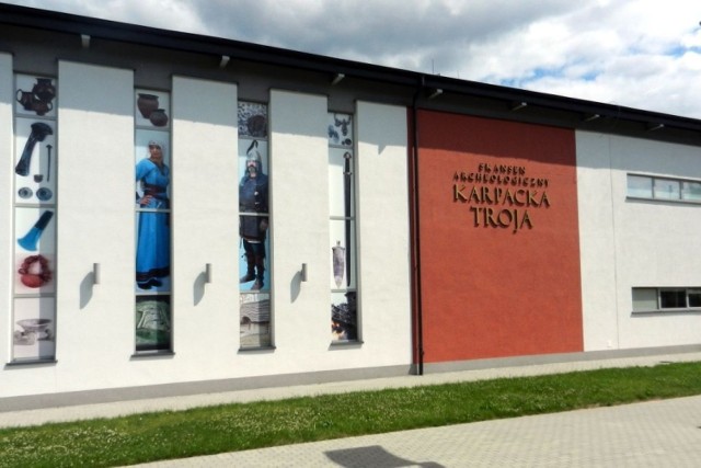 Karpacka Troja. Nowoczesny budynek muzeum w Trzcinicy koło Jasła. Fot. Alicja Nowak