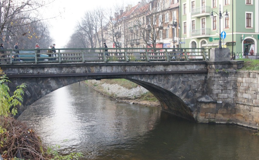 Od dwóch lat Most Kamienny w Kaliszu "zdobi" drewniana...