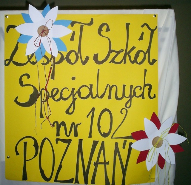 Zesp&oacute;ł Szk&oacute;ł Specjalnych nr 102 z Poznania prezentuje prace uczni&oacute;w, na wystawie rękodzieła artystycznego &quot;Radość tworzenia&quot; w Zbąszyniu
Fot. Dorota Michalczak