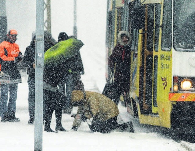 W tramwajach od trzech dni panuje niemiłosierny tłok, a pasażerowie przewracają się na zaśnieżonych przystankach