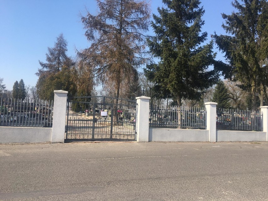 Cmentarz parafialny w Witkowie - na bramie komunikat, który wywołał zaniepokojenie wśród mieszkańców. Księża wyjaśniają