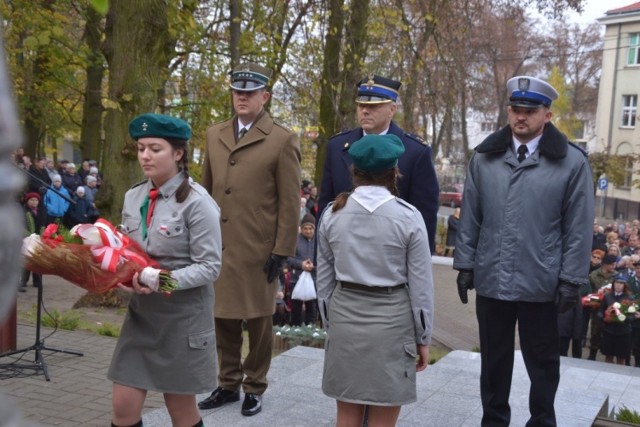 W poniedziałek obchodziliśmy Narodowe Święto Niepodległości, kt&oacute;re przez wszystkich Polak&oacute;w winno być traktowane nie tylko jako dzień wolny od pracy. W Lipnie po mszy świętej w kościele Wniebowzięcia NMP przybyłe delegacje na czele z przedstawicielami władz samorządowych, organizacji kombatanckich, zakład&oacute;w pracy, plac&oacute;wek oświatowych i licznie przybyli mieszkańcy przeszli pod pomnik Niepodległości w Parku Miejskim im. G. Narutowicza. Po okolicznościowych przem&oacute;wieniach złożono wieńce.