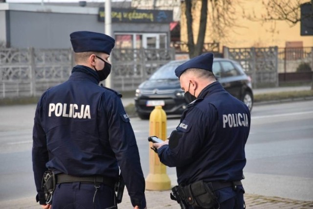 Powiat oleśnicki. Akcja policji "STOP COVID". Mieszkańcy nie noszą maseczek, nie zachowują dystansu. Posypały się mandaty