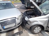 Wypadek w Kole: Na skrzyżowaniu zderzyły się dwa samochody osobowe i ciężarówka [ZDJĘCIA]