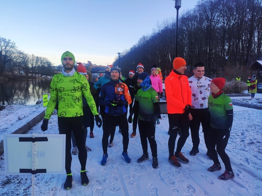 Świąteczny parkrun w Zgorzelcu. Biegacze oderwali się od stołów i pobiegli świąteczną "piątkę" [ZDJĘCIA]