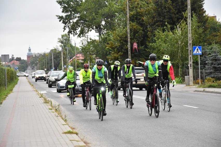 Uczestnicy ultramaratonu Warszawa - Chodzież Hołd dla Ani w...