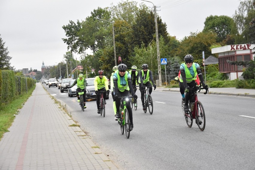 Uczestnicy ultramaratonu Warszawa - Chodzież Hołd dla Ani w...