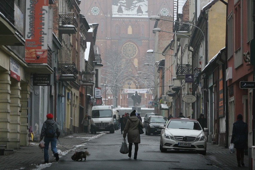 Rybnik: Reklam zasłaniających kamienice coraz mniej, ale walka nadal trwa