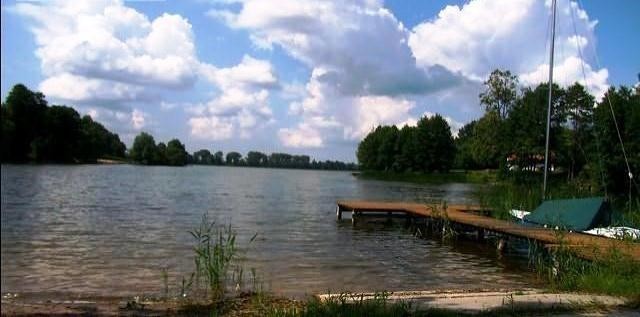 Do najbardziej urokliwych zakątków Polski należą Mazury. Pociąg "Kormoran" odjeżdżający z Sosnowca o 12.02 w Olsztynie Głównym melduje się o 21.00. Cena biletu to 69 złotych.