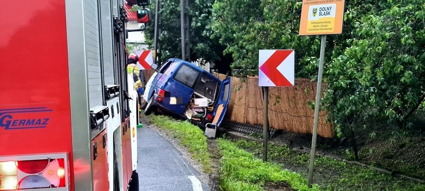 Wypadek busa pod Strzelinem. 4 osoby zostały ranne [ZDJĘCIA]