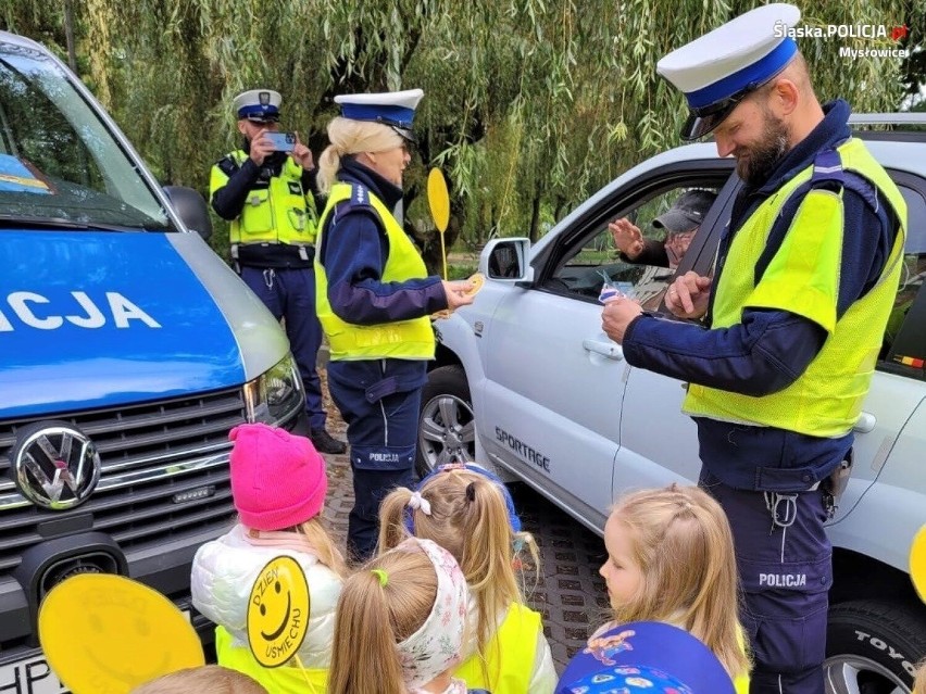 Mysłowiccy policjanci wraz z dziećmi z przedszkola numer 12...
