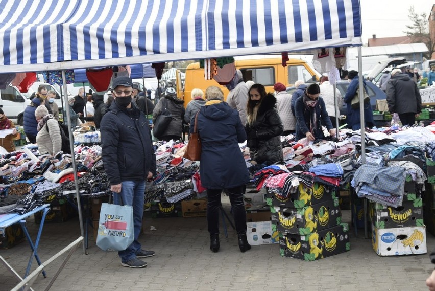 14 listopada na targowisku było wielu sprzedających i...