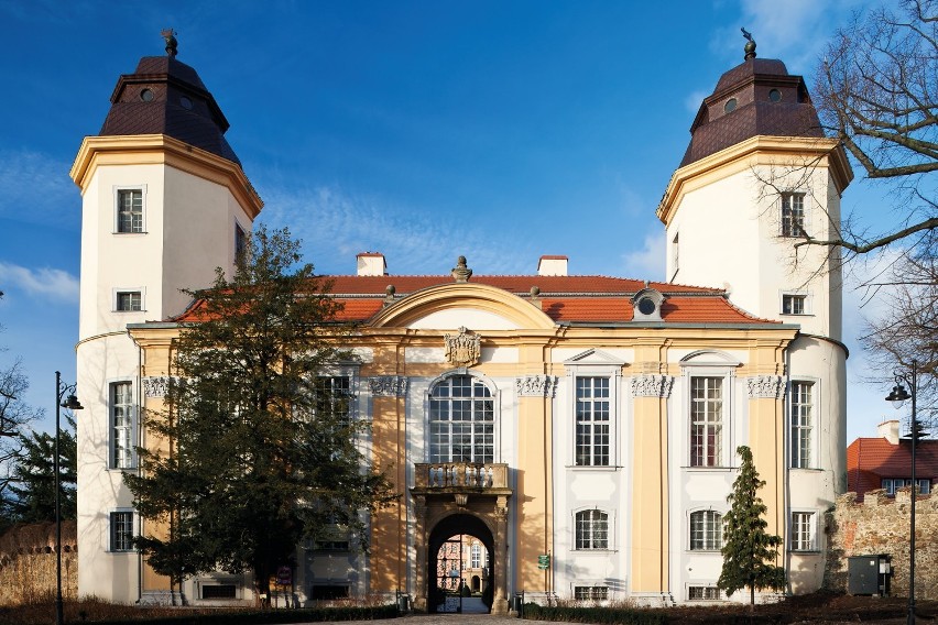 Budynek bramny Zamku Książ w Wałbrzychu Na nim widnieje herb...