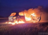 Pożar na autostradzie A4. Z osobówki został tylko spalony wrak. W akcji gaśniczej brało udział sześć zastępów straży pożarnej