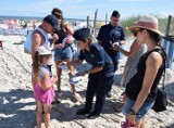 Policyjna Wakacyjna Akcja "Plaża": mundurowi z puckiej komendy na plaży w Dębkach | ZDJĘCIA, NADMORSKA KRONIKA POLICYJNA