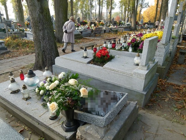 Nagrobek na Nowym Cmentarzu w Radomsku (pierwszy od lewej), którym opiekowali się państwo Woźniakowie,  przestał z dnia na dzień być grobem ich cioci. Teraz  należy do kogoś innego