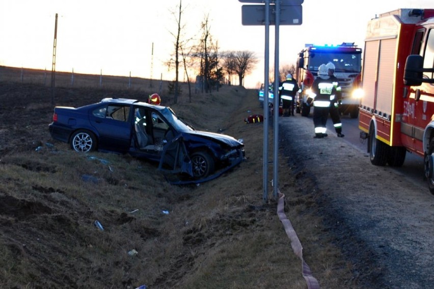 Wypadek na drodze pomiędzy Żarkami, a Niegową. Trzy osoby trafiły do szpitala [ZDJĘCIA]