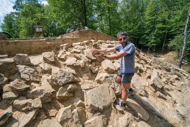 Archeolog jest pod wrażeniem osady w Maszkowicach. Odsłonięty mur miejscami ma metr wysokości, a jego fasadę tworzą nawet półtonowe kamienie.