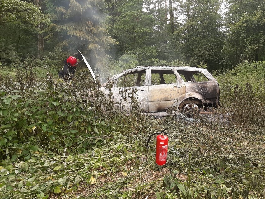 Nowy Sącz pożar samochodu. W lesie zapaliło się auto. Strażacy gasili ogień woda z potoku 