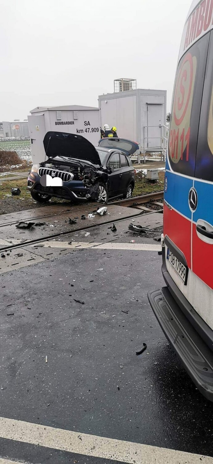 Wypadek na przejeździe kolejowym w Tarnowie. Ruch pociągów został wstrzymany [ZDJĘCIA]