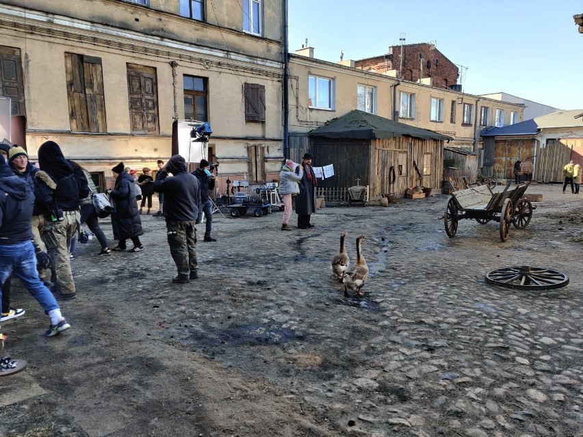 W Zgierzu powstawały sceny do nowego "Znachora". Filmowcy nagrywali na podwórku przy ul. Dąbrowskiego