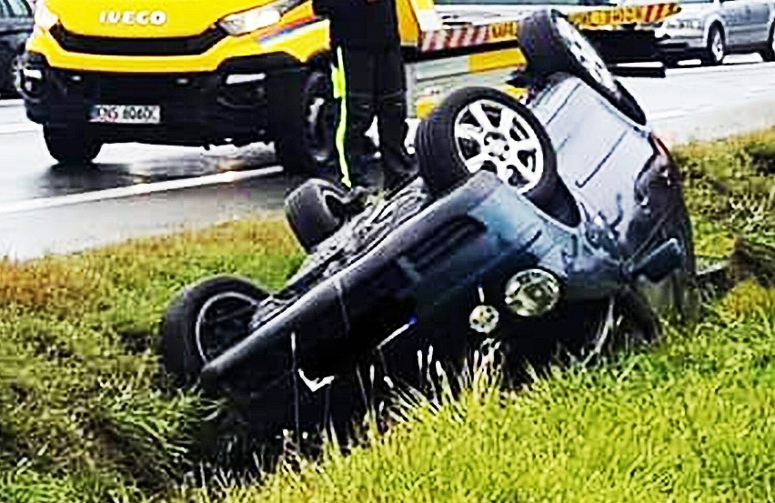 Samochód osobowy wypadł z DK 75 w Bilsku i rozbił się w przydrożnym rowie
