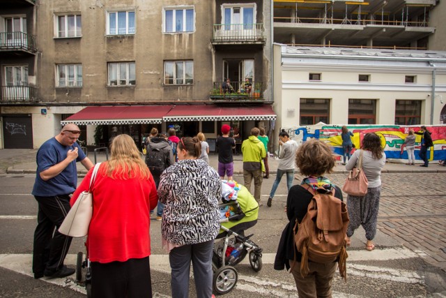 Kiedyś gwarą posługiwały się środowiska kupieckie, rzemieślnicze, robotnicze i uczniowie. Usłyszeć możemy ją także współcześnie. Wystarczy nadstawić ucha przy starszych mieszkańcach Pragi Północ. Wejść do jednej z bram, aby przekonać się, ile przekazali młodym pokoleniom. Stara praska kultura wciąż żyje. 

Zobaczcie też: Kim na co dzień są rekonstruktorzy historyczni? Odpowiedzi was zaskoczą! WIDEO