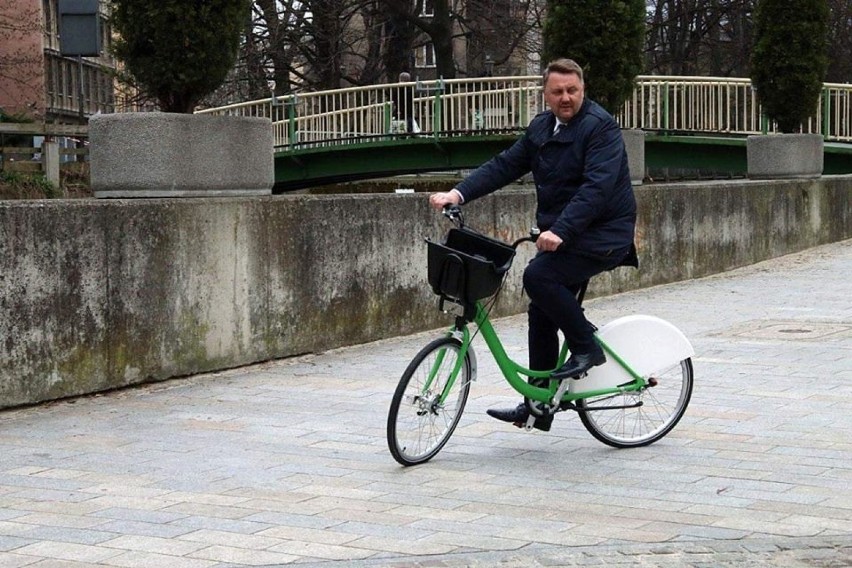 Prezydent Bielska-Białej przetestował nowy rower miejski ZDJĘCIA