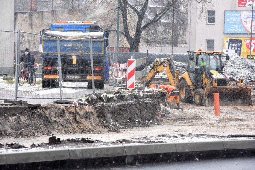Zobaczcie jak wyglądała budowa ronda przy ulicy Zielonogórskiej w Żarach