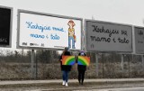 Bilbordy przeciw homofobii. "Kochajcie mnie, mamo i tato". Aktywiści LGBT zebrali na nie 600 tys. złotych