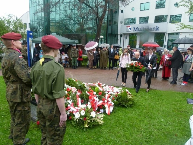 Wśród składających kwiaty były też delegacje młodzieży tomaszowskich szkół