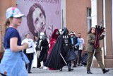 Star Wars w Żninie. Zdjęcia z fanami sagi Gwiezdne Wojny na rynku i w bibliotece [zdjęcia]