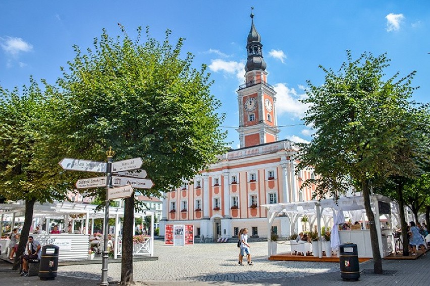 Centralne miejsce na leszczyńskim rynku zajmuje ratusz,...