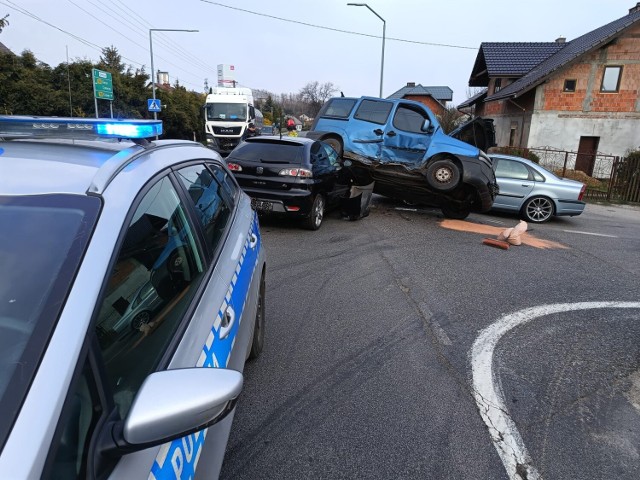 Jedna z osób poszkodowanych w zderzeniu samochodów na drodze wojewódzkiej 933 w Libiążu została zabrana do szpitala