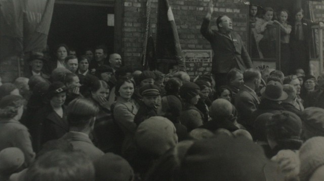 Pierwszomajowy wiec w 1936 roku przed budynkiem OM TUR.