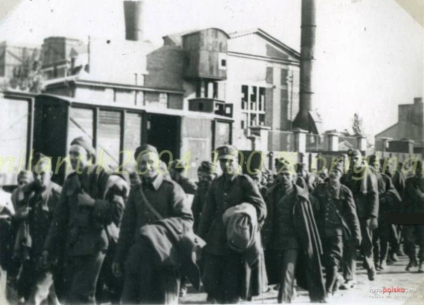 1939 rok, Polscy żołnierze na tle głównego budynku...