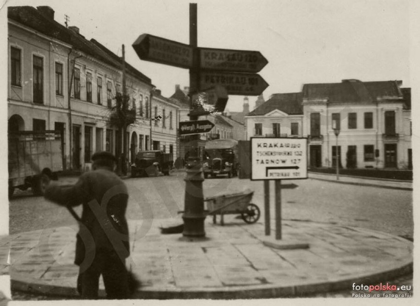 1939 rok, Drogowskaz na rynku w Kielcach.