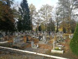 Bez tłumów na cmentarzu. Handlowcy liczą straty