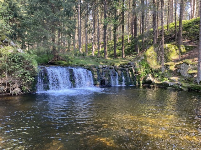 Malowniczo położony wodospad na rzece Kwisa powstał dzięki zaporze przeciwrumoszowej, która została tu wybudowana po lipcowej powodzi z 1897 roku. Uroku dopełnia świerkowy las.