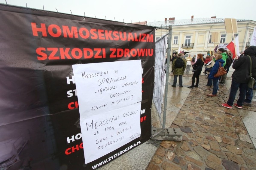 W obronie praw homoseksualistów. Pikieta przeciw kontrowersyjnej wystawie w Kielcach 