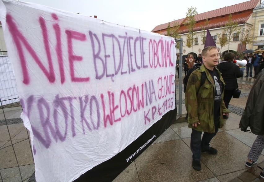 W obronie praw homoseksualistów. Pikieta przeciw kontrowersyjnej wystawie w Kielcach 