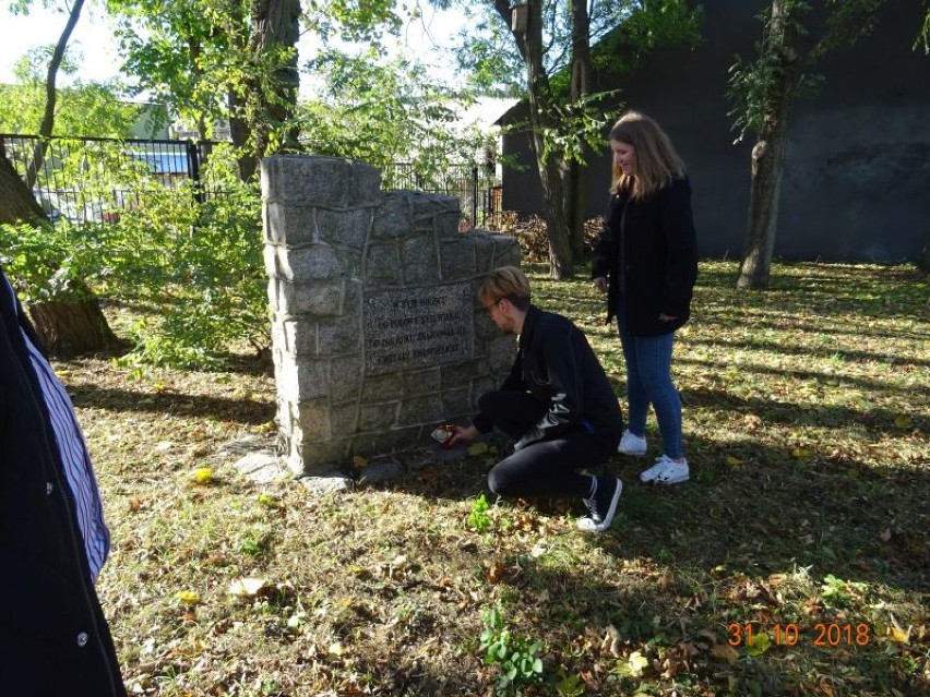 Grodzisk Wielkopolski: Licealiści zapalili znicze na dawnych cmentarzach [FOTO]