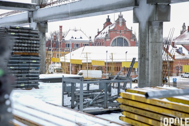 Centrum przesiadkowe Opole Główne. Jak wygląda budowa parkingu wielopoziomowego zimą?