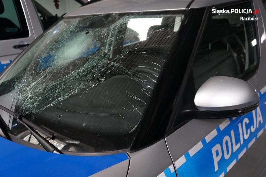 22-latek zniszczył szybę radiowozu raciborskiej policji