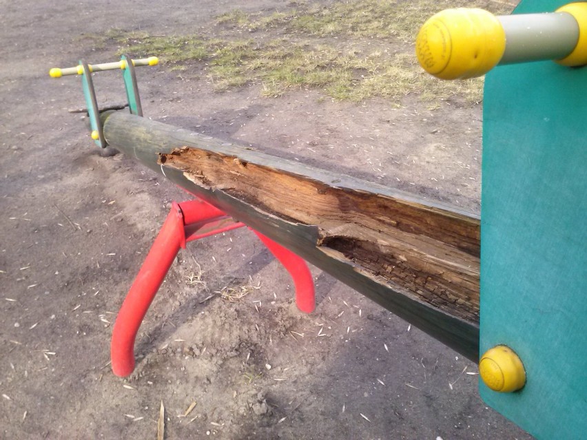 Zniszczone huśtawki, uszkodzone murki i spróchniałe podesty na przedszkolnym placu zabaw